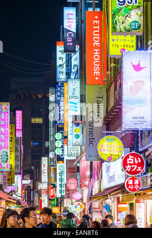 Distretto di Myeong-Dong di notte. La posizione è la premiere distretto per lo shopping in città. Foto Stock