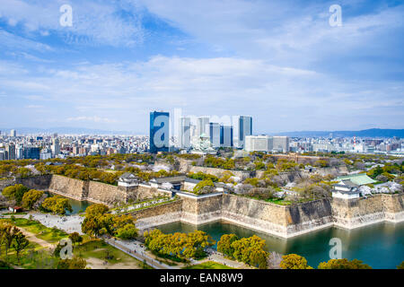 Osaka, Giappone skyline della città con il Castello di Osaka. Foto Stock