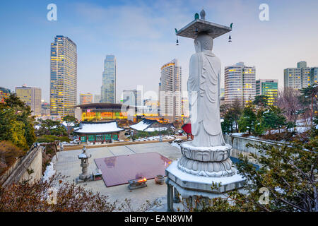 Seoul, Corea del Sud cityscape presso il quartiere di Gangnam come visto dal Tempio Bongeunsa. Foto Stock