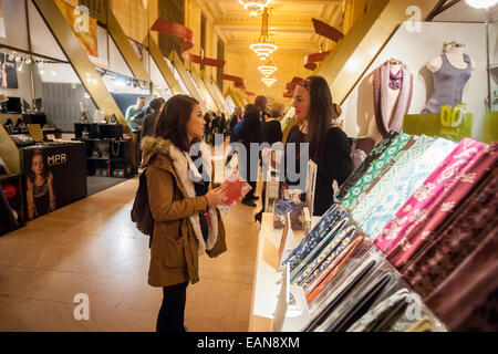 Shoppers sfoglia il Grand Central Fiera Vacanze a Vanderbilt Hall di Grand Central Terminal di New York Foto Stock
