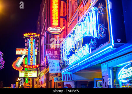 Gli honky-tonks sul Lower Broadway. Il quartiere è famoso per le numerose country music bar. Foto Stock