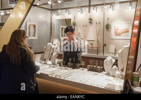 Shoppers sfoglia il Grand Central Fiera Vacanze a Vanderbilt Hall di Grand Central Terminal di New York Foto Stock