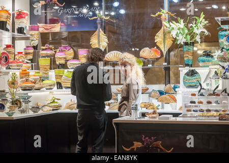 Shoppers sfoglia il Grand Central Fiera Vacanze a Vanderbilt Hall di Grand Central Terminal di New York Foto Stock