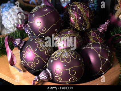 Doebbelin, Germania. 17 Nov, 2014. Addobbi natale nella vendita di stanza a "Bismarck's Weihnachtswelt, ' aperto tutto l'anno nel seminterrato della casa padronale in Doebbelin, Germania, 17 novembre 2014. Oltre 10.000 articoli natalizi sono in vendita qui. Il Manor House, dove si trova anche un caffè con torte fatte in casa, è gestito dalla stessa famiglia da 9 generazioni. Alexander von Bismarck, grande nipote del Cancelliere Otto von Bismarck, rinnovato il maniero nel 1999. Foto: Jens Kalaene/dpa/Alamy Live News Foto Stock