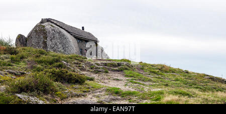 La Casa do Penedo, una casa costruita tra le rocce enormi in Fafe, Portogallo. Comunemente considerato una delle case più strane nel mondo Foto Stock