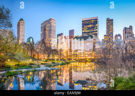 La città di New York, Stati Uniti d'America Manhattan cityscape dalla laguna di Central Park. Foto Stock