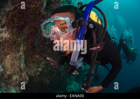US Navy divers dive al fianco di Belize Servizio di Guardacoste subacquei durante una formazione congiunta dive al famoso Blue Hole Luglio 11, 2014 in Belize. Foto Stock