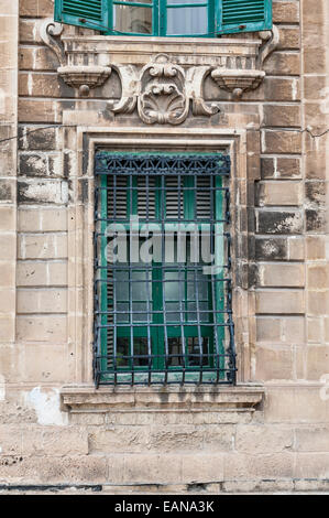 Una finestra chiusa su una vecchia casa a la Valletta, Malta Foto Stock