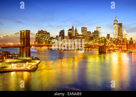 New York skyline della città oltre l'East River e il Ponte di Brooklyn. Foto Stock