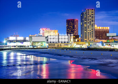 Atlantic City, New Jersey, Stati Uniti d'America casinò resort cityscape sulla riva di notte. Foto Stock