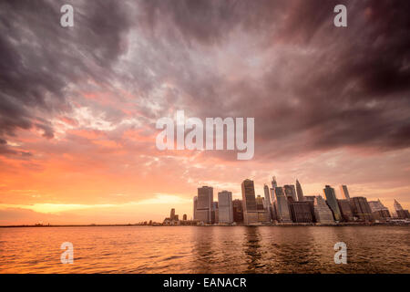 New York City skyline di Manhattan inferiore al tramonto. Foto Stock