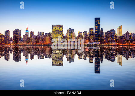 New York City skyline di Manhattan da tutta l'East River. Foto Stock