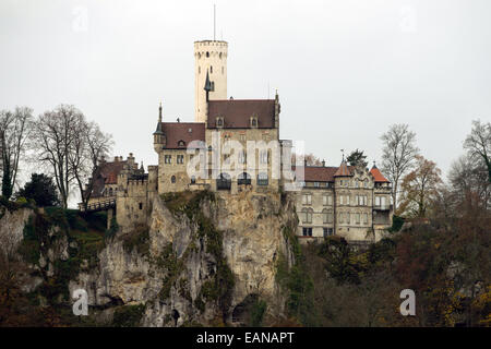 Lichtenstein, Germania. 17 Nov, 2014. Foglie di autunno cornice Castello di Lichtenstein in Lichtenstein, Germania, 17 novembre 2014. Il castello, costruito nel 1837 sul Giura Svevo, serve come uno dei migliori esempi di architettura del romantico dello storicismo in Germania. Foto: Sebastian Kahnert/dpa/Alamy Live News Foto Stock