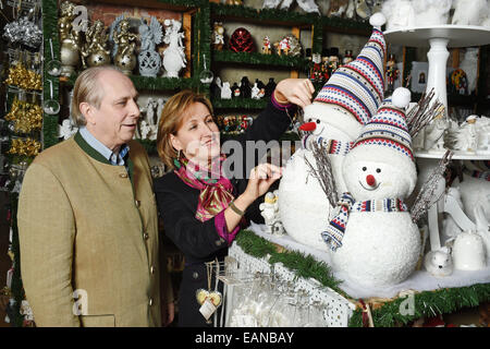 Doebbelin, Germania. 17 Nov, 2014. Esclusivo - Alexandra e Irina von Bismarck nella vendita di camera "Bismarck's Weihnachtswelt, ' aperto tutto l'anno nel seminterrato della casa padronale in Doebbelin, Germania, 17 novembre 2014. Oltre 10.000 articoli natalizi sono in vendita qui. Il Manor House, dove si trova anche un caffè con torte fatte in casa, è gestito dalla stessa famiglia da 9 generazioni. Alexander von Bismarck, grande nipote del Cancelliere Otto von Bismarck, rinnovato il maniero nel 1999. Foto: Jens Kalaene/dpa/Alamy Live News Foto Stock
