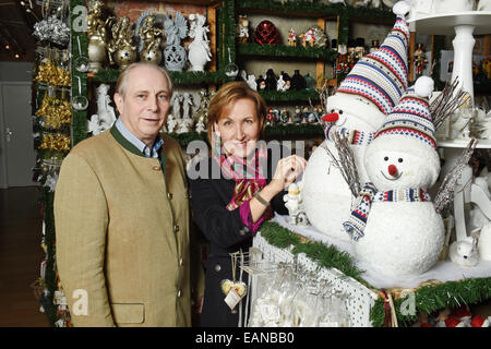 Doebbelin, Germania. 17 Nov, 2014. Esclusivo - Alexandra e Irina von Bismarck nella vendita di camera "Bismarck's Weihnachtswelt, ' aperto tutto l'anno nel seminterrato della casa padronale in Doebbelin, Germania, 17 novembre 2014. Oltre 10.000 articoli natalizi sono in vendita qui. Il Manor House, dove si trova anche un caffè con torte fatte in casa, è gestito dalla stessa famiglia da 9 generazioni. Alexander von Bismarck, grande nipote del Cancelliere Otto von Bismarck, rinnovato il maniero nel 1999. Foto: Jens Kalaene/dpa/Alamy Live News Foto Stock