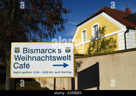 Doebbelin, Germania. 17 Nov, 2014. Esclusivo - Una vista della Manor House di Doebbelin, Germania, 17 novembre 2014. Nel seminterrato, oltre 10.000 articoli natalizi sono in vendita in "Bismarck's Weihnachtswelt, ' aperto tutto l'anno. Il Manor House, dove si trova anche un caffè con torte fatte in casa, è gestito dalla stessa famiglia da 9 generazioni. Alexander von Bismarck, grande nipote del Cancelliere Otto von Bismarck, rinnovato il maniero nel 1999. Foto: Jens Kalaene/dpa/Alamy Live News Foto Stock