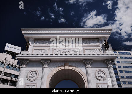 La Porta Macedonia arco trionfale nel centro della città di Skopje Foto Stock