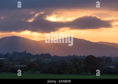 Autunno Sunset over the Malvern Hills da Worcester, Worcestershire, England, Regno Unito Foto Stock