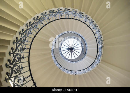 Vista dal basso della scala a spirale (il Tulip) e la Lanterna, il Queens House, Greenwich, Londra Foto Stock