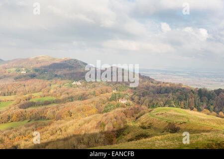 Autunno su Malvern Hills ridge guardando a nord verso il Worcestershire Beacon dall'Herefordshire faro o British Camp, Herefordshire, England, Regno Unito Foto Stock