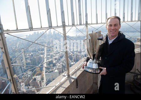 Manhattan, New York, Stati Uniti d'America. Xviii Nov, 2014. 2014 NASCAR Sprint Cup serie campione Kevin Harvick visiti l'Empire State Building il 86º piano Osservatorio, martedì, nov. 18, 2014. Credito: Bryan Smith/ZUMA filo/Alamy Live News Foto Stock