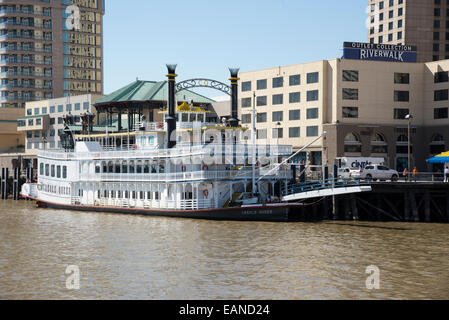 Creole Queen riverboat lungo il fiume Mississippi Riverwalk a New Orleans USA Foto Stock