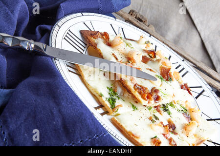 Gamberetti flatbread con il coriandolo cheddar bianco pancetta Parmigiano con marina igienico Foto Stock