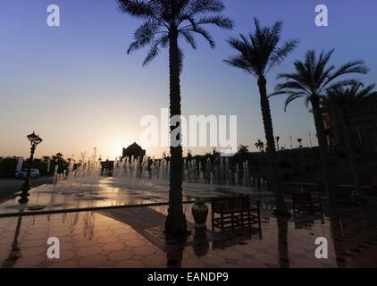 Emirates Palace Hotel Abu Dhabi, negli Emirati Arabi Uniti. Fontane al tramonto. Foto Stock