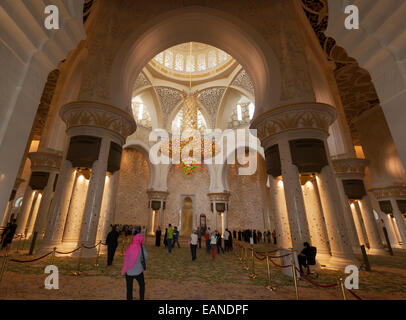 Sheikh Zayed Grande Moschea di Abu Dhabi, negli Emirati Arabi Uniti. Interno del corridoio principale di preghiera. Foto Stock