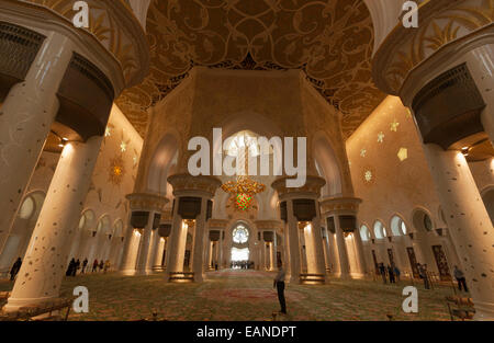 Sheikh Zayed Grande Moschea di Abu Dhabi, negli Emirati Arabi Uniti. Interno del corridoio principale di preghiera. Foto Stock