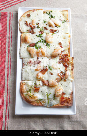 Gamberetti flatbread con il coriandolo cheddar bianco pancetta Parmigiano con striscia rossa igienico Foto Stock