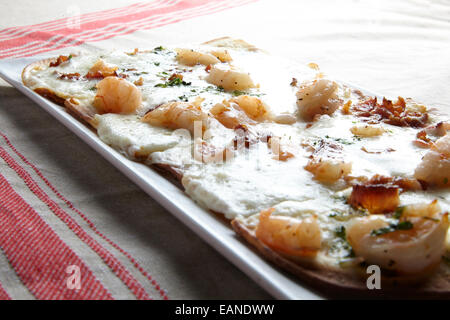 Gamberetti flatbread con il coriandolo cheddar bianco pancetta Parmigiano Foto Stock