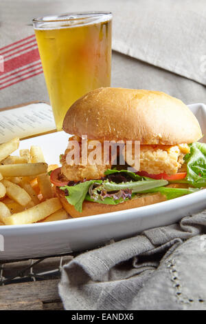 Shrimp Po Boy con patatine fritte e birra Foto Stock