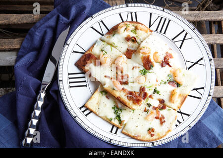 Gamberetti flatbread con il coriandolo cheddar bianco pancetta Parmigiano con marina igienico Foto Stock