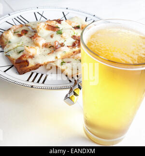 Gamberetti flatbread con il coriandolo cheddar bianco pancetta parmigiano con un bicchiere di birra fredda Foto Stock