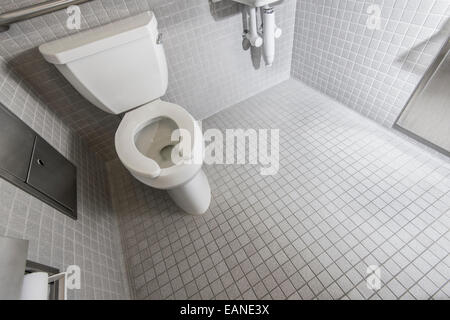 Toilette in bagno pubblico Foto Stock