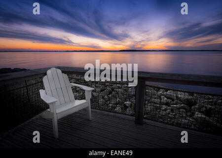 Sedia bianca sul ponte lago al tramonto, Ohio, Stati Uniti d'America Foto Stock