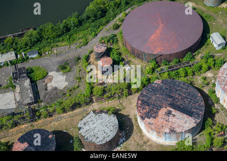 Vista aerea del vecchio olio abbandonati i serbatoi di stoccaggio Foto Stock