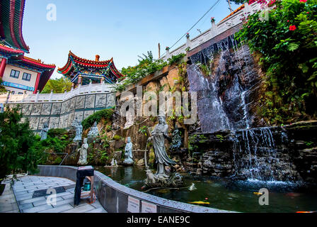 La cascata nel giardino del monastero occidentale in Tsuen Wan, Hong Kong. Foto Stock