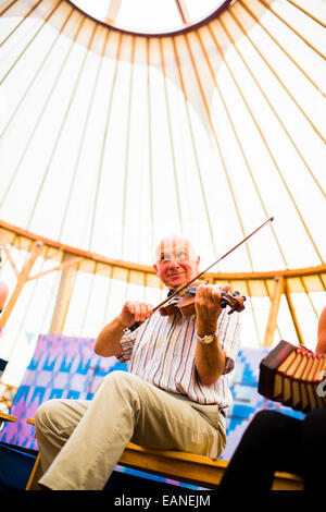 Un alto livello di riproduzione di musica folk tradizionale sul violino presso il National Eisteddfod del Galles, Llanelli, Agosto 2014 Foto Stock