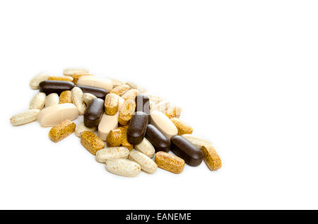 Si tratta di un mucchio di vitamine disposto sul tavolo con una completamente lo sfondo bianco per una facile ritagliare e selezione. Foto Stock