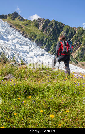 Glacier des Bossons è la più alta cascata di ghiaccio in Europa in montagna del massiccio del Monte Bianco picco, Chamonix, Haute-Savoie, Rhône-A Foto Stock