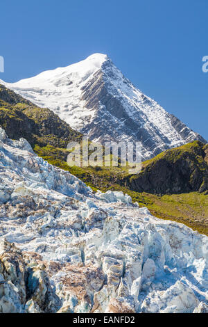 Glacier des Bossons è la più alta cascata di ghiaccio in Europa in montagna del massiccio del Monte Bianco picco, Chamonix, Haute-Savoie, Rhône-A Foto Stock