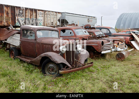 Vintage chevrolet storico e veicoli Ford junkyard in Saskatchewan in Canada Foto Stock