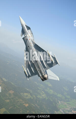 Un austriaco Air Force Eurofighter EF2000 Typhoon durante una fase salire oltre le Alpi austriache. Foto Stock