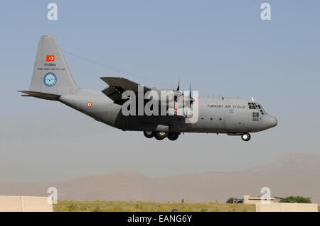 Un bagno turco Air Force C-130 Hercules in atterraggio a Konya Air Base, Turchia. Foto Stock