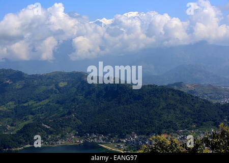 La 4.43 km2-784 ms.alta Phewa tal-lago e il picco Annapurnas Lamjung Himal con la città di Pokhara visto da Ananda Hill-Shanti Stu Foto Stock
