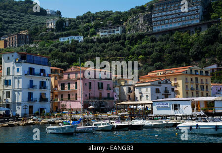 Storico Marina Grande di Sorrento con stucchi colorati edifici, pesca barche e yacht. Foto Stock