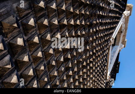 Diamante a forma di 'piperno' blocchi della Chiesa del Gesu Nuovo a Napoli, Italia - originariamente un palazzo del principe di Salerno. Foto Stock