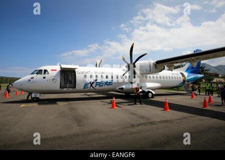 Garuda Indonesia aereo ad elica su asfalto a Labuan Bajo aeroporto sull isola di Flores, Indonesia Foto Stock